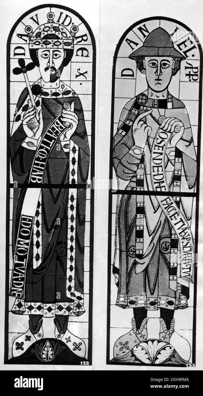 La photo montre deux vitraux, qui sont dans la cathédrale d'Augsbourg en 1934 et après les travaux de rénovation a pu être vu à nouveau.Ce sont deux des plus anciennes vitraux du monde: Sur la gauche le roi Davig (créé entre 995 et 1060) et sur la droite le prophète Daniel, peint autour de l'année 1200.[traduction automatique] Banque D'Images