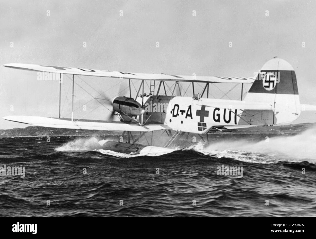 Heinkel He 59 hydravion dans un dessin de peinture blanche avec des croix rouges.Des machines de cette décoration ont été utilisées pour le sauvetage en mer pendant la bataille d'Angleterre.[traduction automatique] Banque D'Images