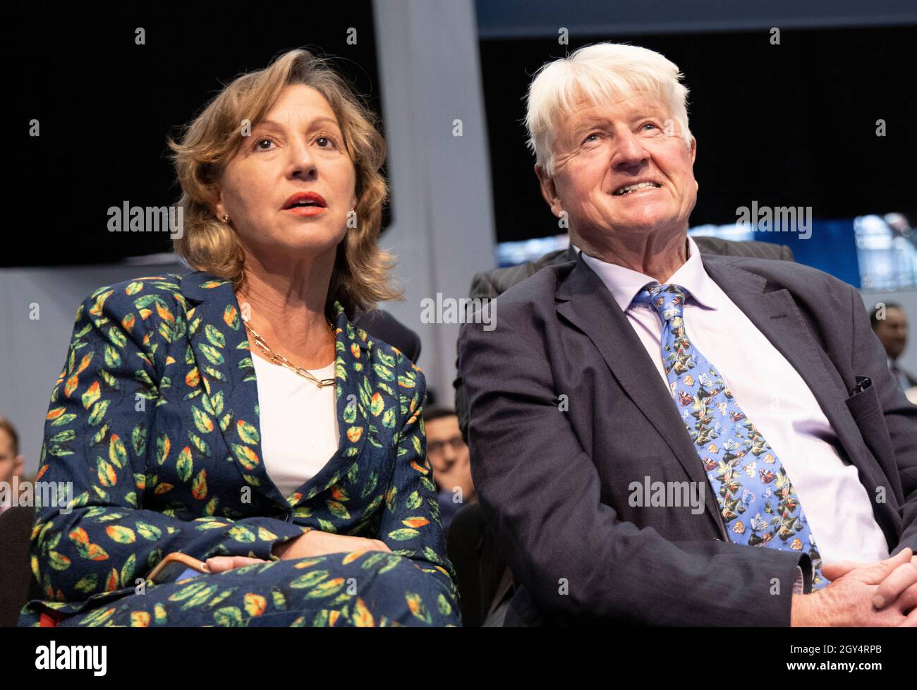 Rebecca Pow.Le sous-secrétaire parlementaire à l'Environnement intérieur et Stanley Johnson, père du premier ministre, Boris Johnson, lors d'une réunion en marge. Banque D'Images