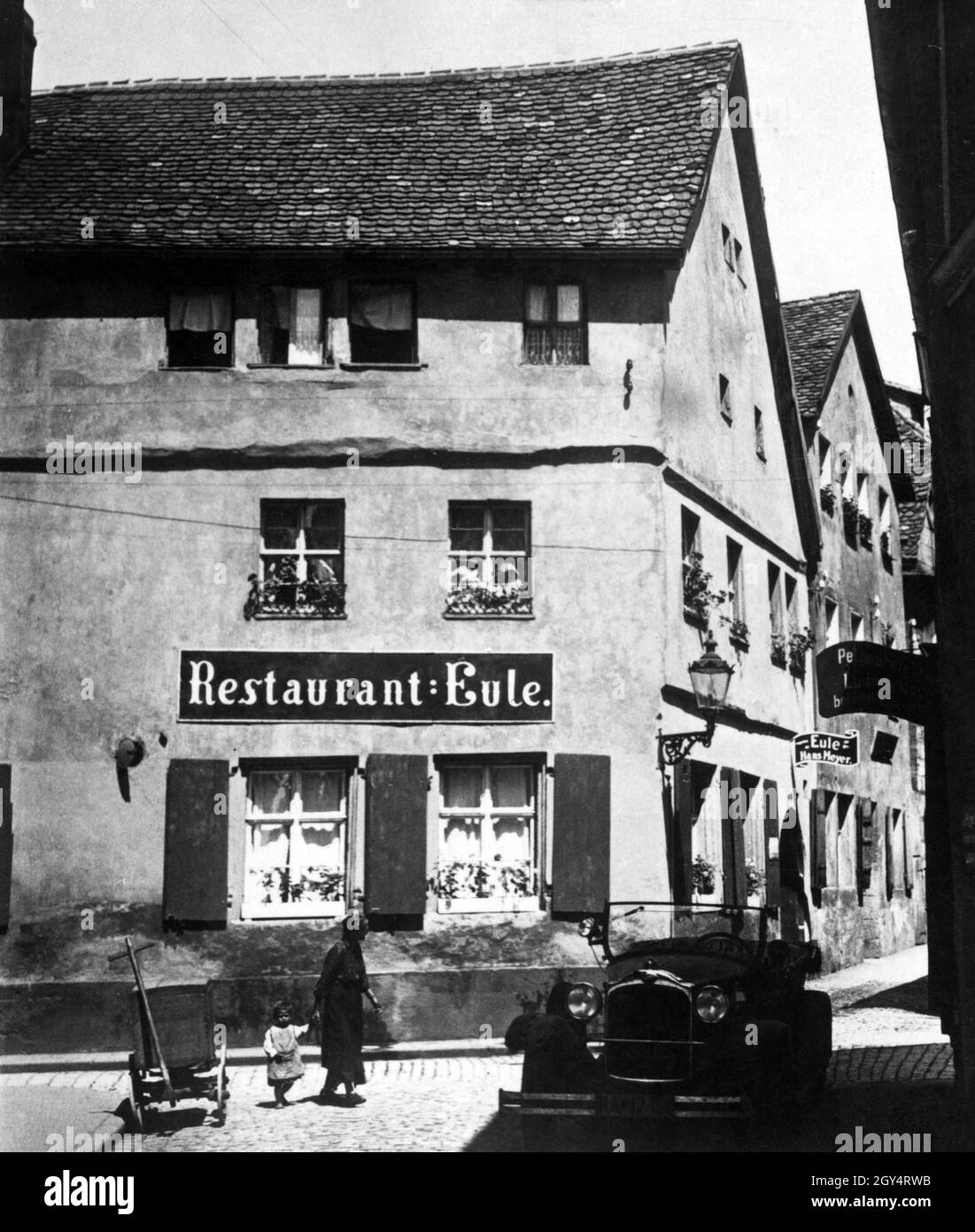 'L'ancienne auberge ''Zur Eule'' de Hans Meyer à Kirchgasse 8, à l'angle de Kämmereigasse, à Bayreuth était un lieu populaire pour les artistes.La photographie a été prise en 1937.La voiture garée avec la plaque d'immatriculation ''II A'' vient du quartier de Munich.À droite se trouve le magasin de fourrures de Ludwig G. [traduction automatique]' Banque D'Images
