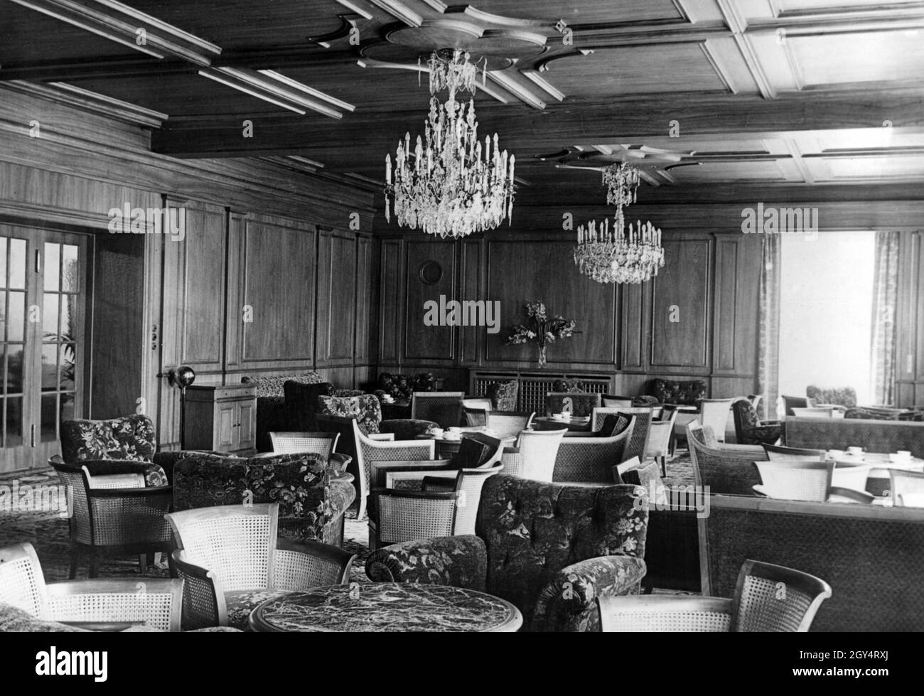 'La photographie du 10 août 1940 montre la grande salle de réception du ''Berchtesgadener Hof'' (anciennement : Grand Hotel Auguste Viktoria) à Berchtesgaden près de l'Obersalzberg peu après son inauguration.L'hôtel a servi de maison d'hôtes pour Hitler et le NSDAP.[traduction automatique]' Banque D'Images