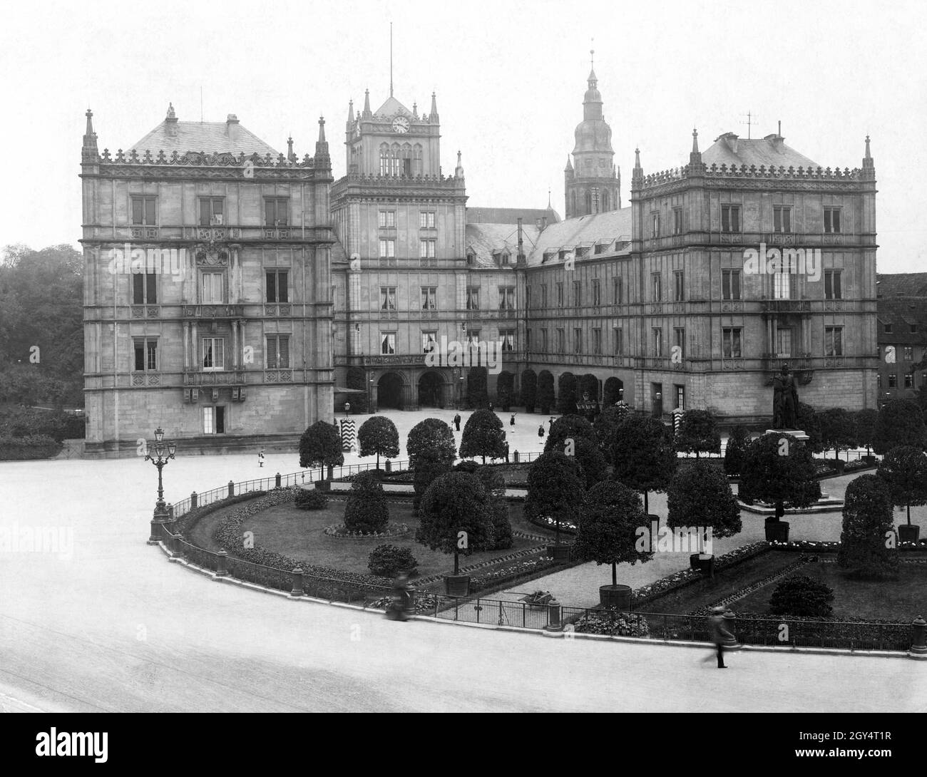 La photo de 1906 montre le palais d'Ehrenburg avec la cour et la place.Au milieu de la cocarde se trouve le monument du duc Ernst I de Saxe-Coburg et Gotha.Sur la droite derrière le château la plus haute des deux tours de l'église de la Morizkirche dépasse.[traduction automatique] Banque D'Images