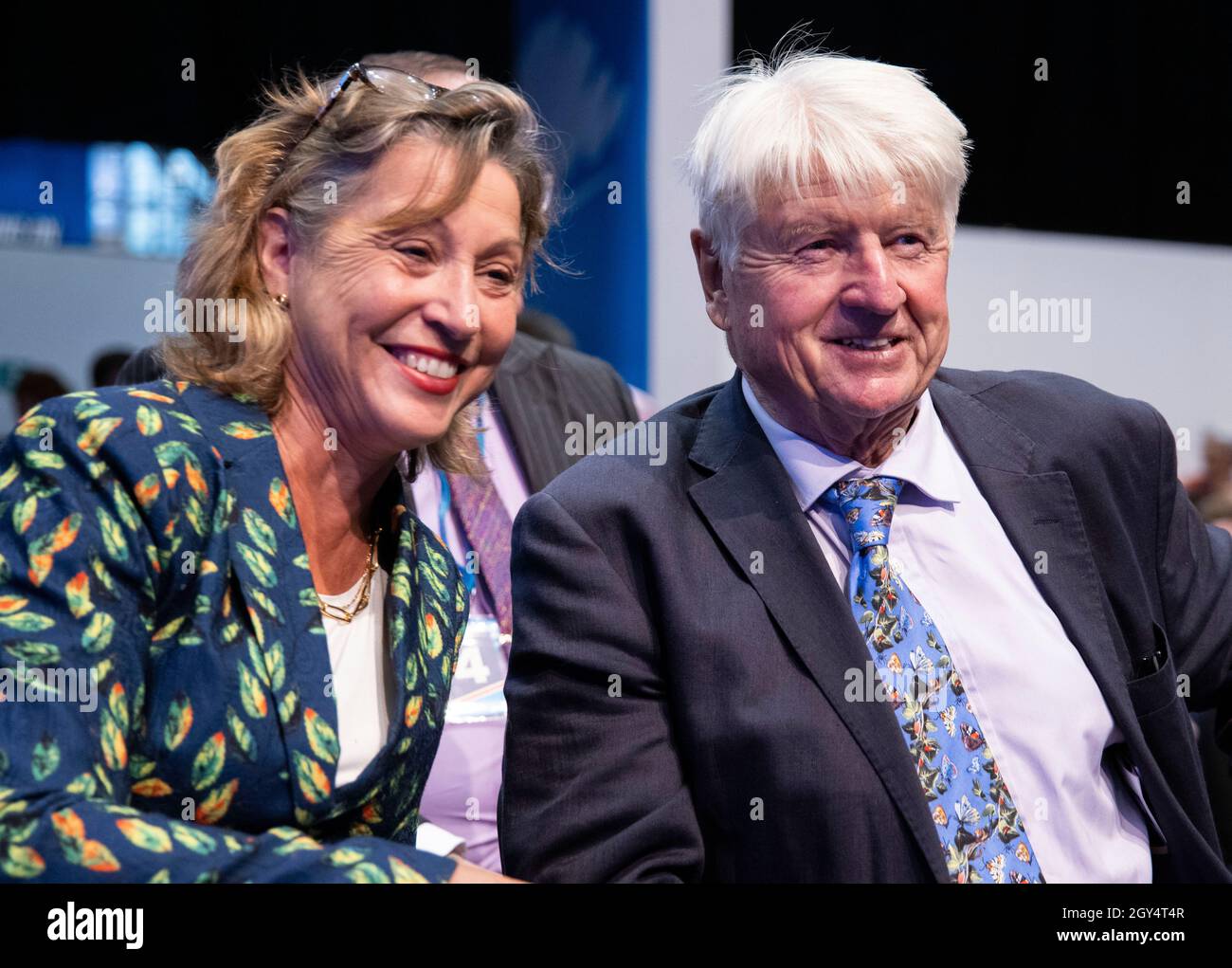 Rebecca Pow.Le sous-secrétaire parlementaire à l'Environnement intérieur et Stanley Johnson, père du premier ministre, Boris Johnson, lors d'une réunion en marge. Banque D'Images