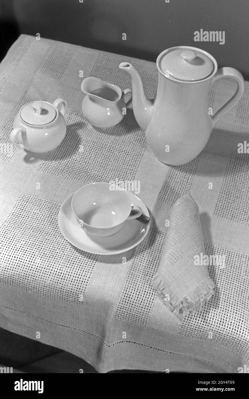 Kaffeeservice aus Keramik, entworfen von Charles Crodel, Deutschland 1940er Jahre. Service à café, conçu par Charles Crodel, Allemagne 1940. Banque D'Images Kaffeeservice aus Keramik, entworfen von Charles Crodel, Deutschland 1940er Jahre. Service à café, conçu par Charles Crodel, Allemagne 1940. Banque D'Images