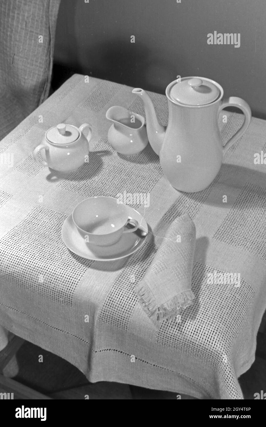 Kaffeeservice aus Keramik, entworfen von Charles Crodel, Deutschland 1940er Jahre. Service à café, conçu par Charles Crodel, Allemagne 1940. Banque D'Images Kaffeeservice aus Keramik, entworfen von Charles Crodel, Deutschland 1940er Jahre. Service à café, conçu par Charles Crodel, Allemagne 1940. Banque D'Images