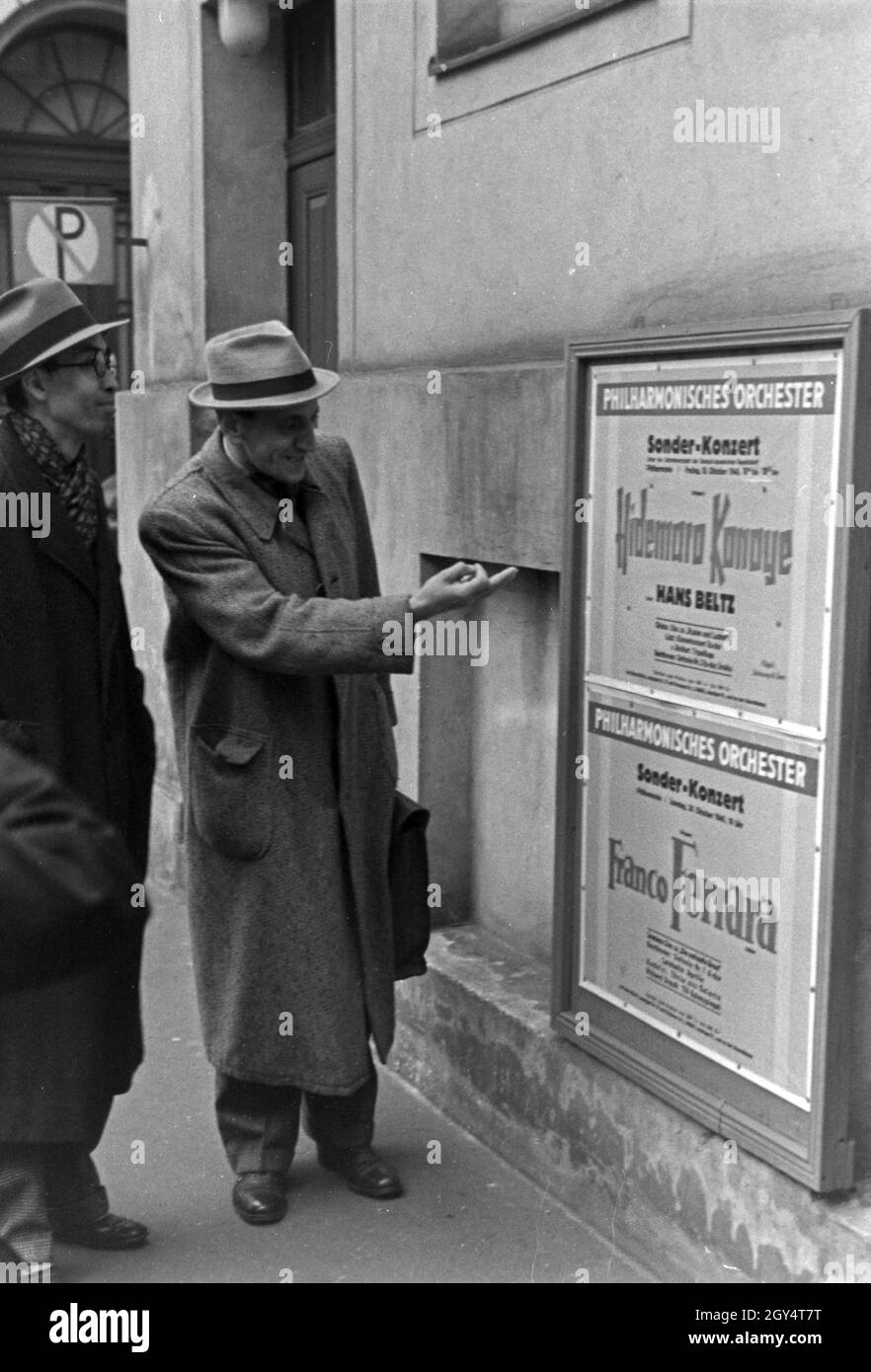 Konoe Hidemaro der japanische dirigent Plakat vor dem Auftritts seines 1940er Jahre. Chef Hidemaro Konoye japonais avec une affiche de son concert en Allemagne, 1940. Banque D'Images