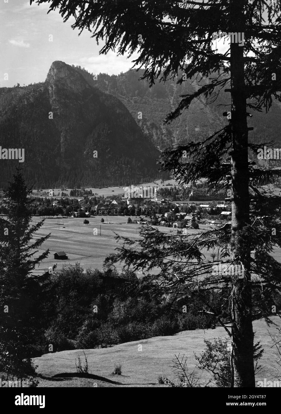 Vue d'une colline près d'Oberammergau à la vallée et la montagne Kofel.La photographie a été prise dans les années 1920.[traduction automatique] Banque D'Images
