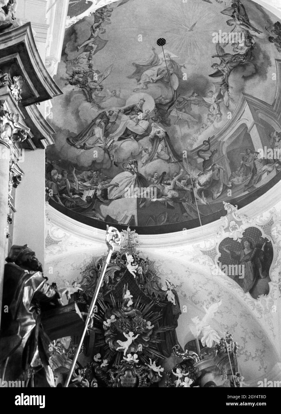 La photographie de 1936 montre un plafond baroque peint par Mattäus Günther dans le choeur de l'église paroissiale Saint-Pierre et Paul à Oberammergau.[traduction automatique] Banque D'Images