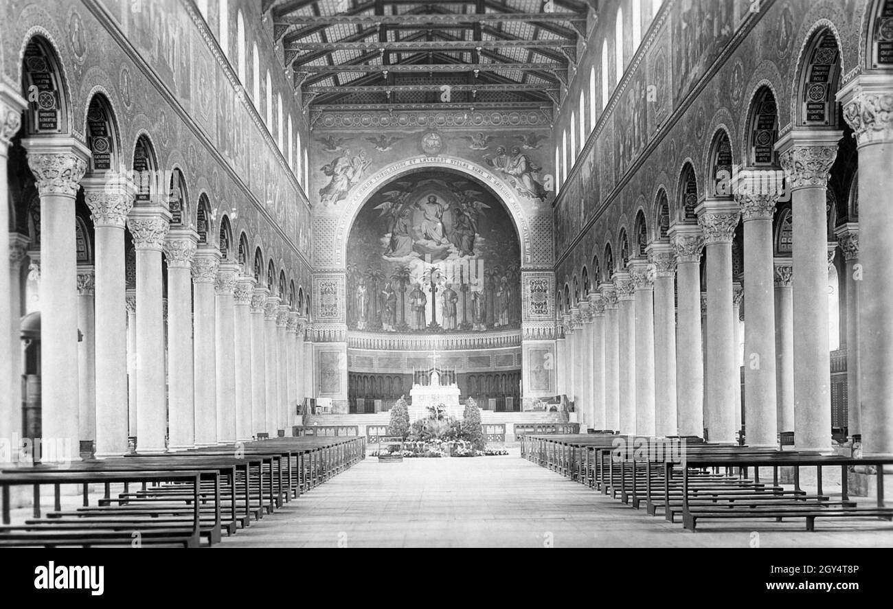 L'intérieur de cette basilique à Ratisbonne ou près de Regensburg est richement décoré avec des éléments orientaux.Photographie non datée, probablement prise dans les années 1930.[traduction automatique] Banque D'Images