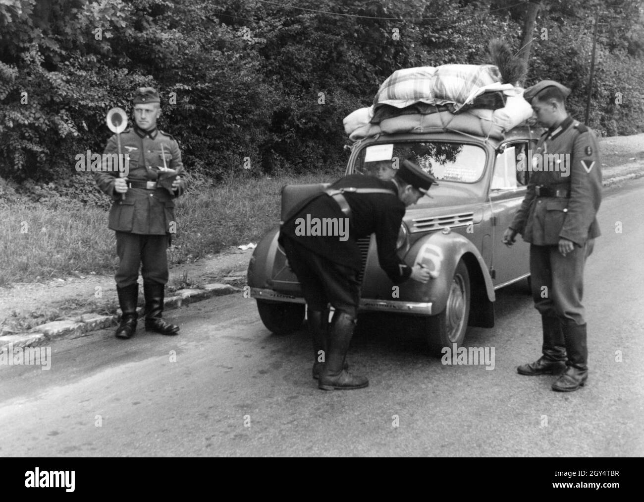 « après l'armistice avec le Reich allemand, les réfugiés français du sud et du centre de la France retournent dans leur patrie.Ici, un poste de circulation contrôle un véhicule.Après le contrôle, l'officier de police français marque une voiture belge avec un ''B'' pour indiquer qu'il peut conduire sur une route non perturbée.[traduction automatique]' Banque D'Images