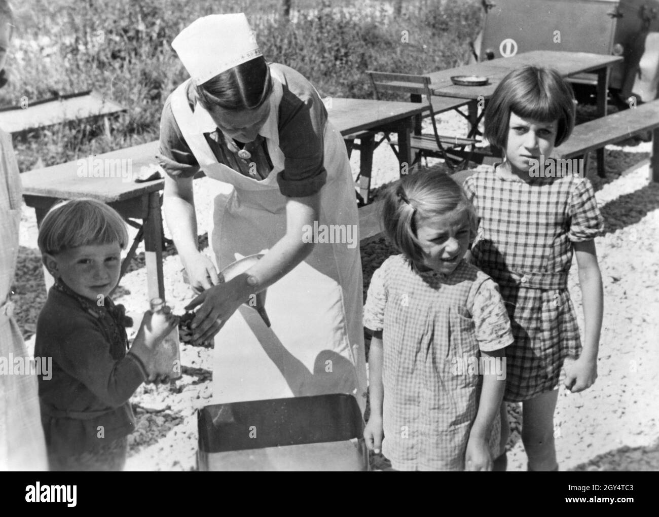 Rapatriement des réfugiés d'Alsace-Lorraine dans leurs villes d'origine.Une infirmière de l'Organisation nationale socialiste du bien-être social (NSV) remplit la bouteille de lait d'un enfant.[traduction automatique] Banque D'Images