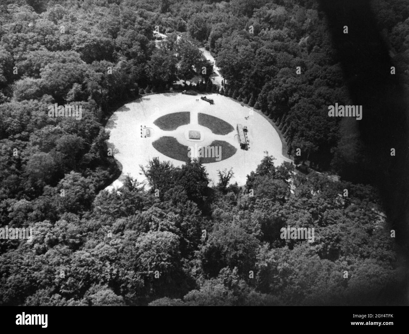 Vue du dégagement de Rethondes à Compiègne depuis l'avion.Le chemin de fer où l'armistice a été signé en 1918 peut être vu à droite de la place.[traduction automatique] Banque D'Images