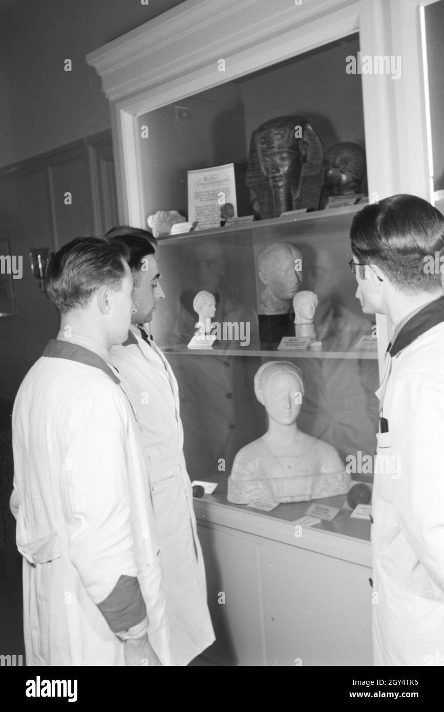 Schönheitsidealen Mitarbeiter mit aus der Weltgeschichte im Haus der Schönheit, Deutschland 1930er Jahre. Les membres du personnel de sexe masculin avec la beauté des idoles de l'histoire mondiale de l'Haus der Schoenheit instituts de beauté, l'Allemagne des années 1930. Banque D'Images