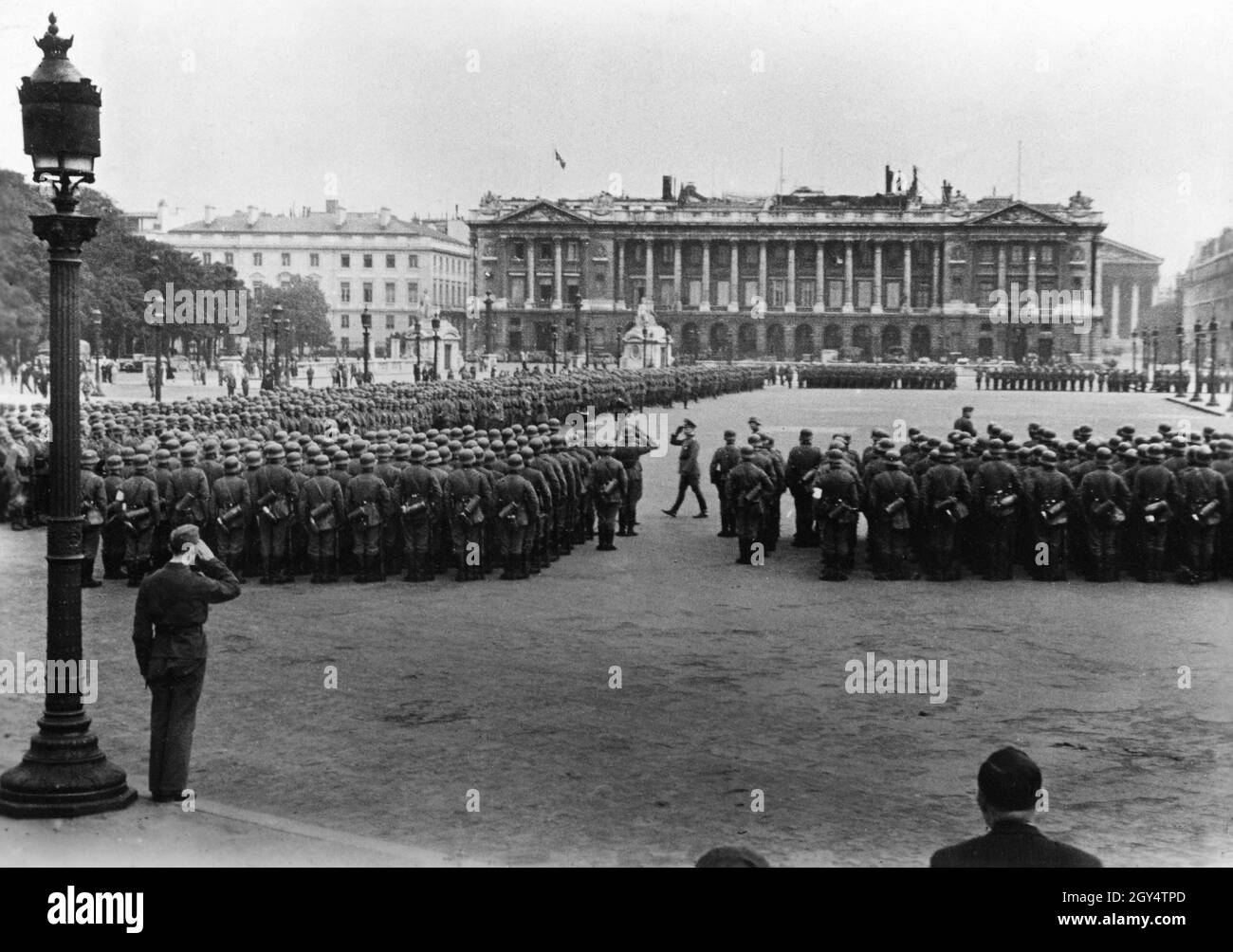 Deuxième Guerre mondiale : les troupes de la Wehrmacht allemande lors d'un défilé de victoire sur la place de la Concorde dans le Paris occupé à l'occasion de la capitulation de la France.[traduction automatique] Banque D'Images