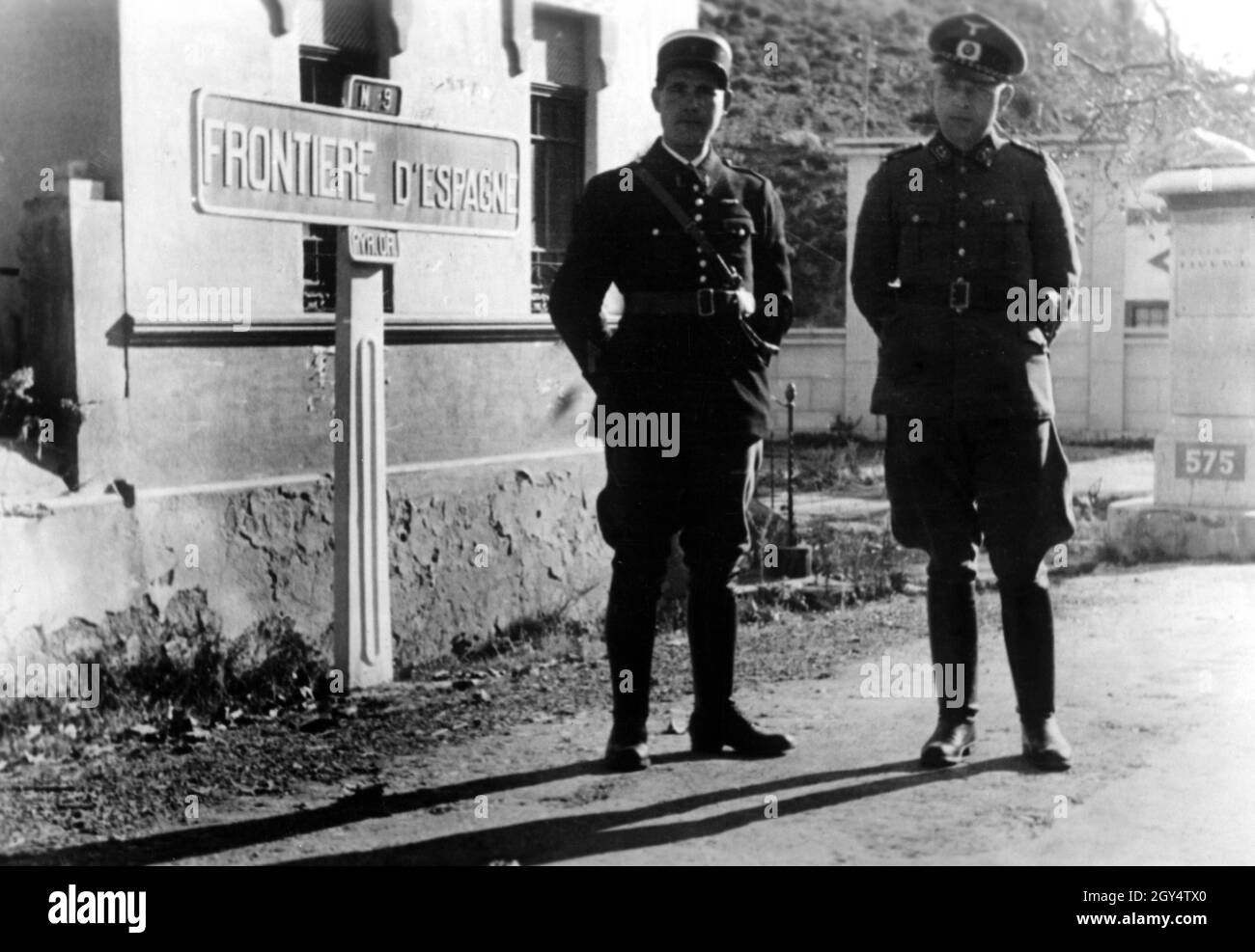 Un soldat allemand et un soldat français gardent un poste frontalier à la frontière franco-espagnole.[traduction automatique] Banque D'Images