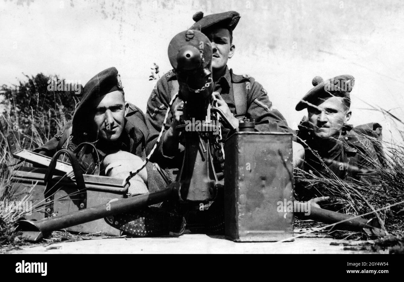 Soldats du London Scottish anti-Aircraft Regiment lors d'une manœuvre en France.[traduction automatique] Banque D'Images