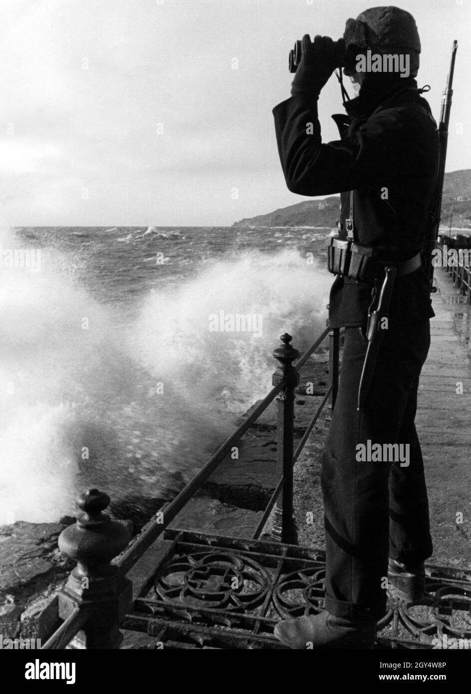 Les troupes allemandes se préparent sur la côte de la Manche à l'été et à l'automne 1940 pour l'opération Sea Lion, une invasion prévue de la Grande-Bretagne par la mer qui n'a jamais été effectuée : un soldat allemand se tient à son poste et regarde la côte sud anglaise.[traduction automatique] Banque D'Images