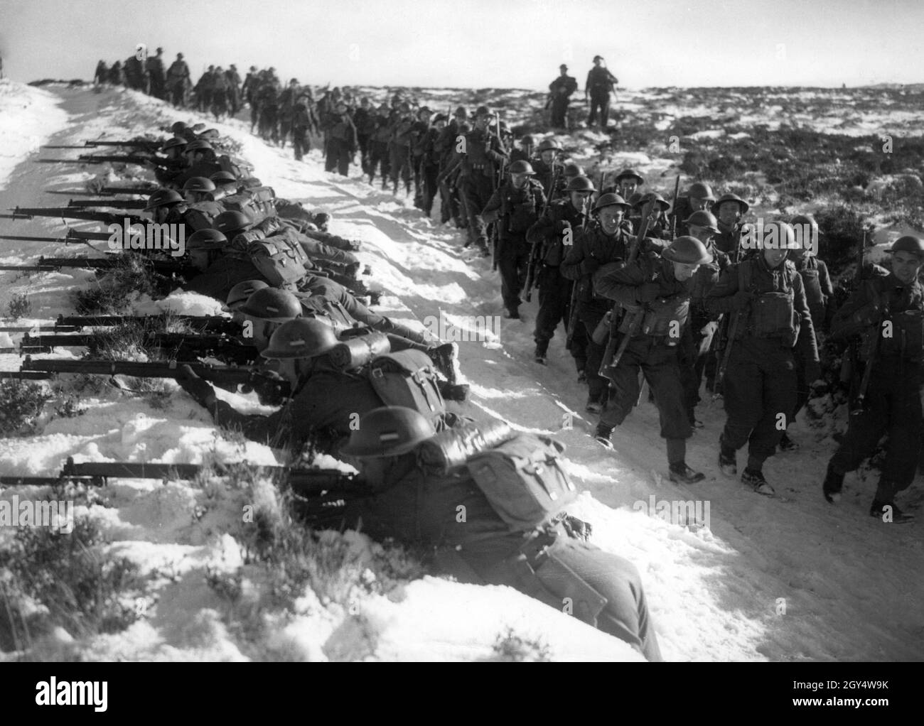 Les troupes britanniques se préparent en Grande-Bretagne à une possible invasion allemande de l'Angleterre dans le cadre de l'opération Sea Lion : soldats britanniques lors d'une manœuvre défensive sur la côte de la Manche.[traduction automatique] Banque D'Images