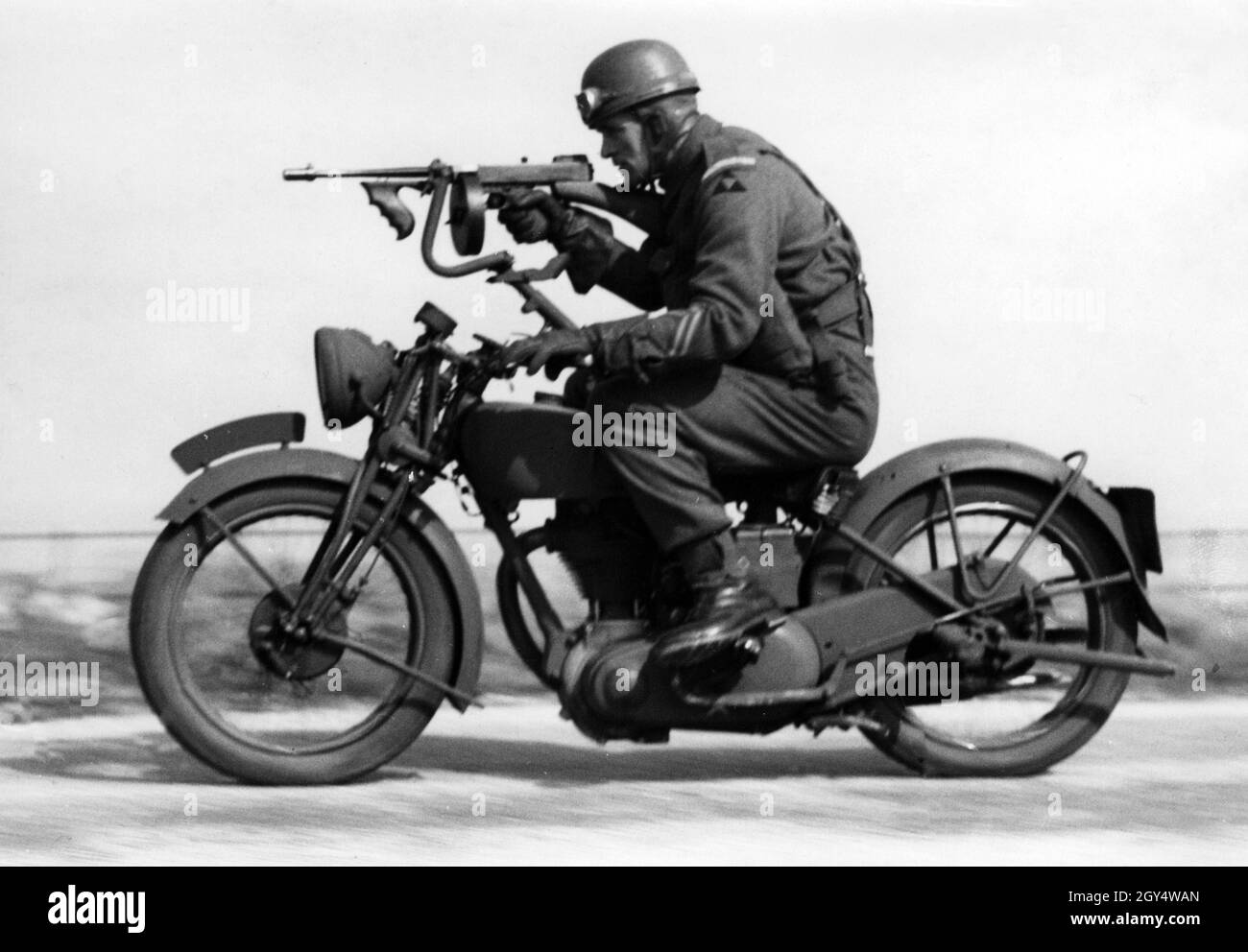 Les troupes britanniques se préparent en Grande-Bretagne à une possible invasion allemande de l'Angleterre dans le cadre de l'opération Sea Lion : un soldat avec une mitrailleuse Thompson sur une moto.[traduction automatique] Banque D'Images