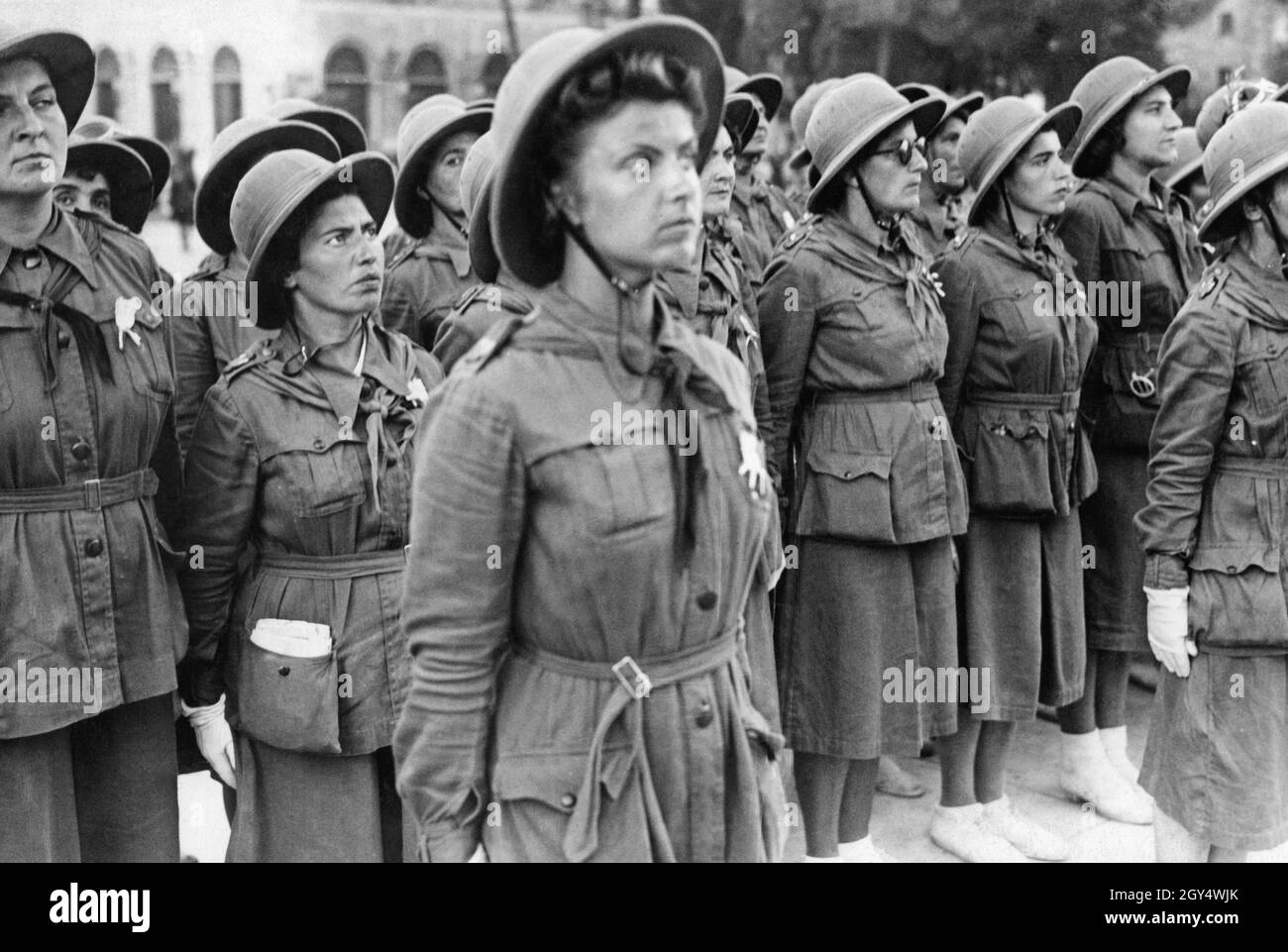 'Un groupe de jeunes fascistes (Giovani Fasciste) est retourné à Rome le 12 octobre 1938, après avoir déjà participé à un ''Campo Roma'' dans la colonie italienne de Libye.La photo montre qu'ils portent des casques et des uniformes.À Rome, les jeunes fascistes ont été reçus par le secrétaire du parti du PNF, Achille Starace.[traduction automatique]' Banque D'Images