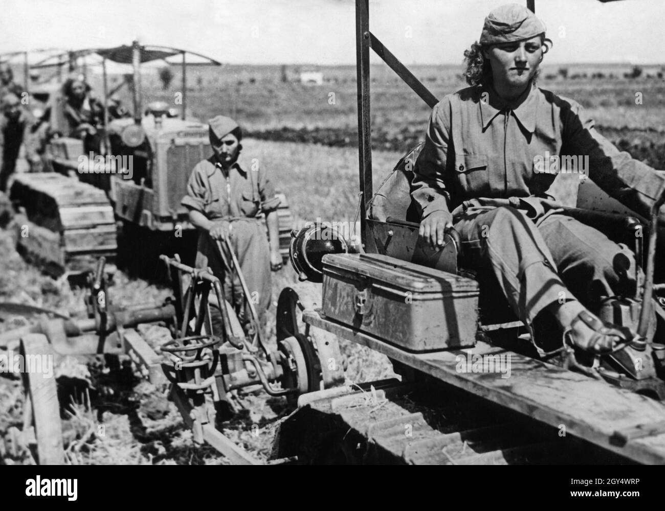 « cette photo, prise le 20 juillet 1940 près de Maccarese à l'ouest de Rome, montre de jeunes femmes italiennes labourant un champ avec des tracteurs Caterpillar.Ils sont employés dans l'agriculture comme conducteurs de tracteurs, comme beaucoup d'hommes sont en guerre comme soldats.Pour la propagande fasciste, des images comme celle-ci ont servi de preuve de la 'mobilisation du travail des femmes'.[traduction automatique]' Banque D'Images