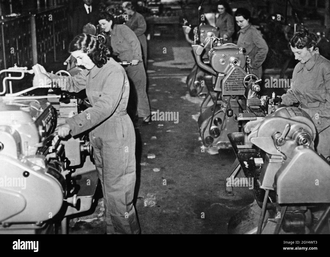 En Italie aussi, pendant la Seconde Guerre mondiale, de nombreuses femmes  ont occupé des emplois qui étaient auparavant majoritairement occupés par  des hommes.Cela a été déclenché par la pénurie de main-d'œuvre causée