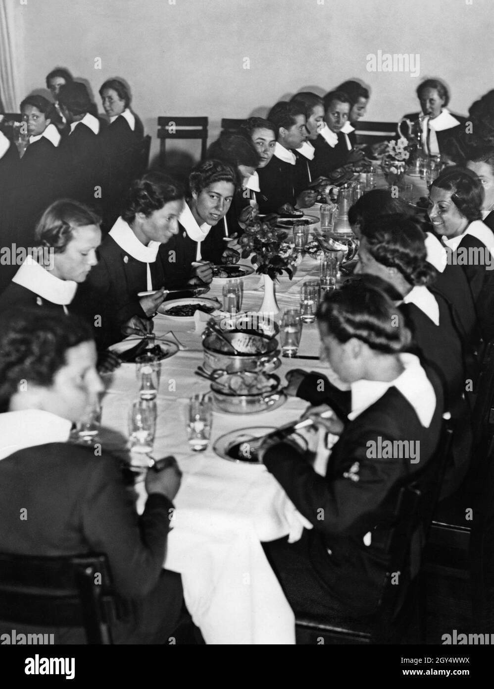 'Le dimanche 13 juin 1937, 1200 membres de l'Opéra Nazionale Balilla sont arrivés à la gare Anhalter Bahnhof de Berlin.Parmi eux, il y avait des sections de filles et de femmes qui étaient hébergées sur le Reichsportfeld.La photo montre les candidates Führer de la ''Accademia fascista'' (Académie fasciste) d'Orvieto à déjeuner le 14 juin sur les terrasses du stade à Berlin-Westend.[traduction automatique]' Banque D'Images