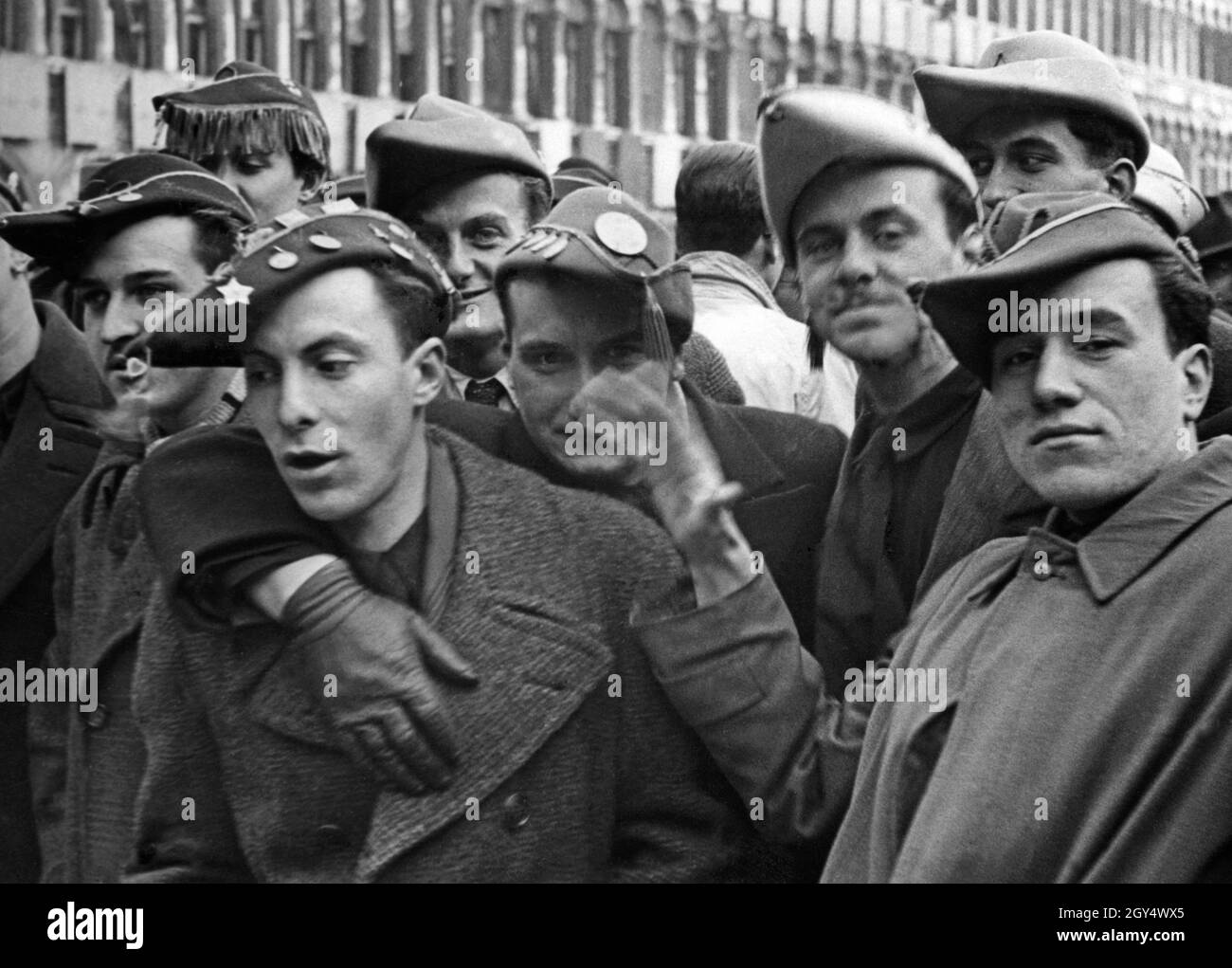 Le dimanche 19 février 1933, ce groupe d'étudiants se mêlait aux personnes  célébrant le Carnaval de Venise.Les élèves portent la casquette  traditionnelle italienne appelée ''feluca''.[traduction automatique]' Photo  Stock - Alamy