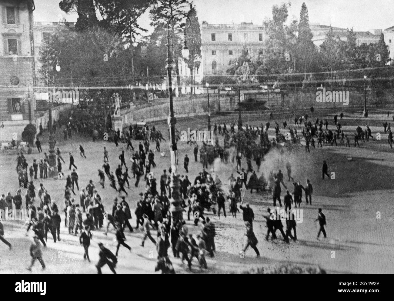 Des affrontements et des émeutes ont éclaté à Rome en 1924 le 4 novembre,  jour des célébrations du jour de la victoire.La photo montre une  confrontation violente sur la Piazza del Popolo.Le