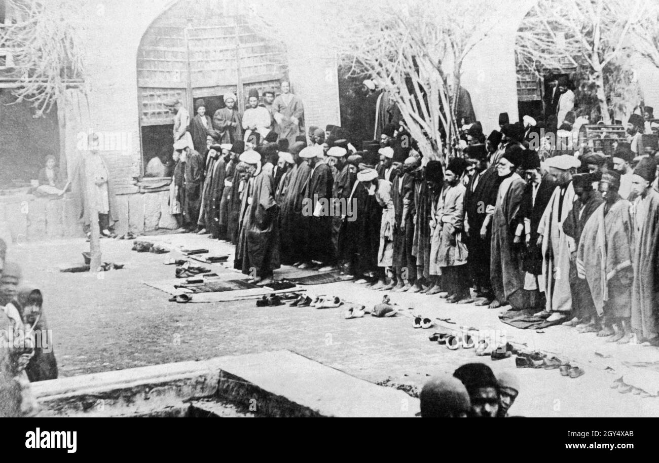 Peu après l'entrée de la Turquie dans la première Guerre mondiale aux côtés de l'Allemagne, certains musulmans célèbrent un service dans la mosquée de Shiraz en Perse.Ils prient pour la victoire des bras turcs.[traduction automatique] Banque D'Images
