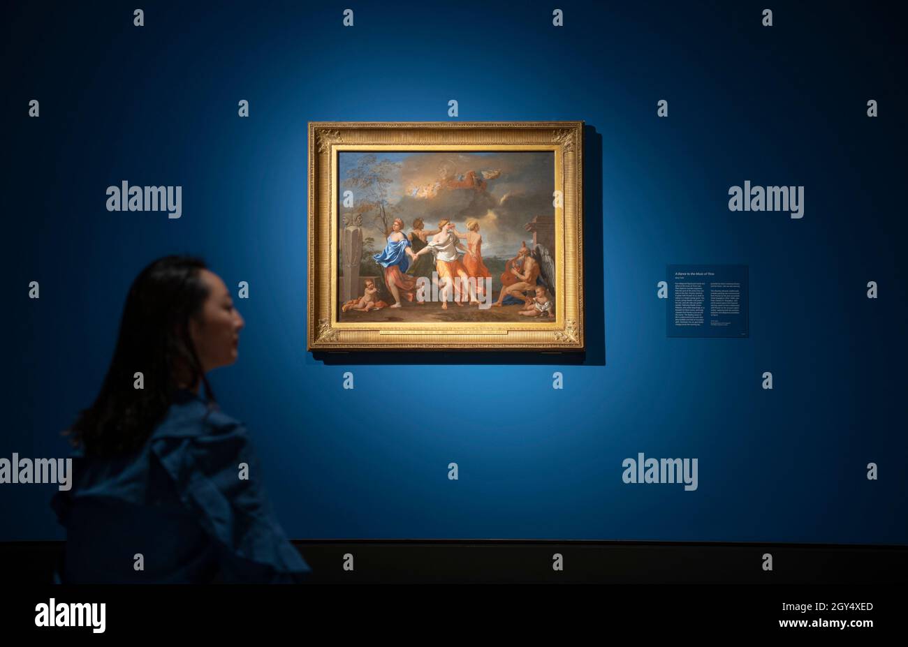 National Gallery, Londres, Royaume-Uni.7 octobre 2021.La nouvelle exposition de la Galerie nationale Poussin et la danse (9 octobre 2021-2 janvier 2022), co-organisée avec le musée J. Paul Getty de L.A., présente des scènes sauvages, rauques et joyeux dans plus de 20 œuvres.Image: Le personnel de la galerie voir Nicolas Poussin, Une danse à la musique du temps, (vers 1634-6), administrateurs de la Collection Wallace.Pour la première fois depuis 121 ans, la Wallace Collection a prêté cette œuvre, le plus célèbre tableau de danse de Poussin.Crédit : Malcolm Park/Alay Live News Banque D'Images