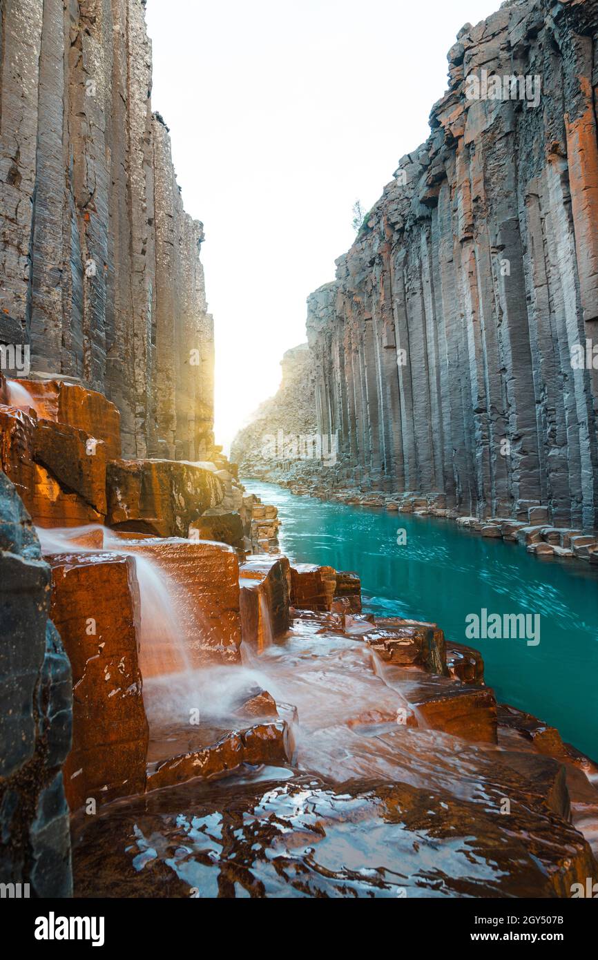 Plan vertical du canyon de Studlagil avec une rivière bleue sous un ciel clair dans l'île Banque D'Images