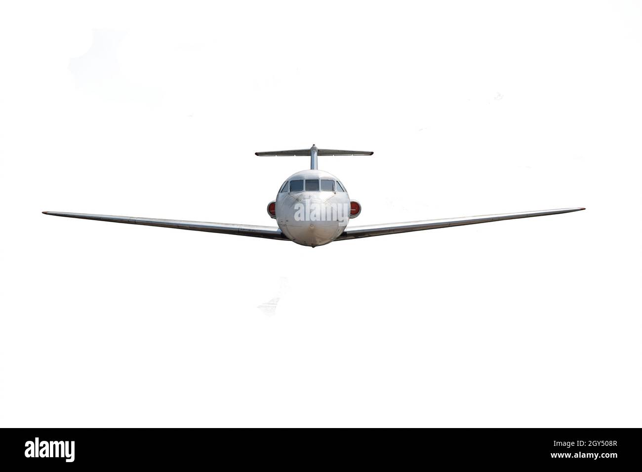 L'avion de transport de passagers Yak-40 vole avec un train d'atterrissage fermé sur un fond blanc et propre avec une coupure.Photographié de l'avant Banque D'Images
