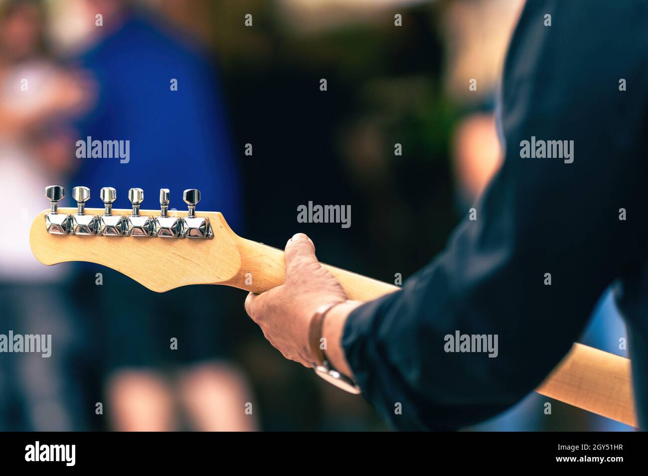 Vue rapprochée d'une guitare électrique jouée par un musicien Banque D'Images