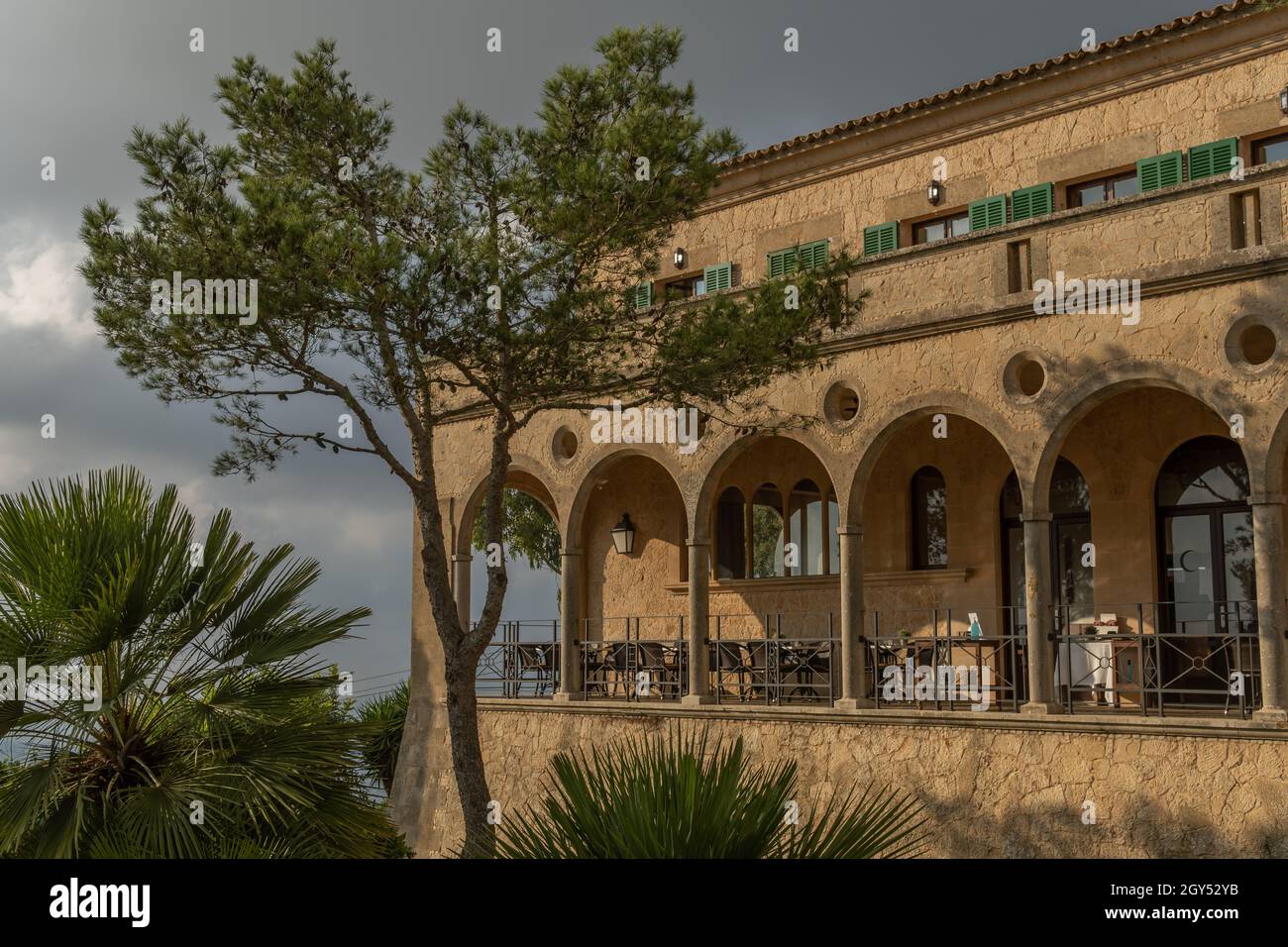 Randa, Espagne; octobre 03 2021: Restaurant Santuari de Cura au coucher du soleil, situé dans le sanctuaire chrétien de Cura, à l'intérieur de l'île de Mal Banque D'Images