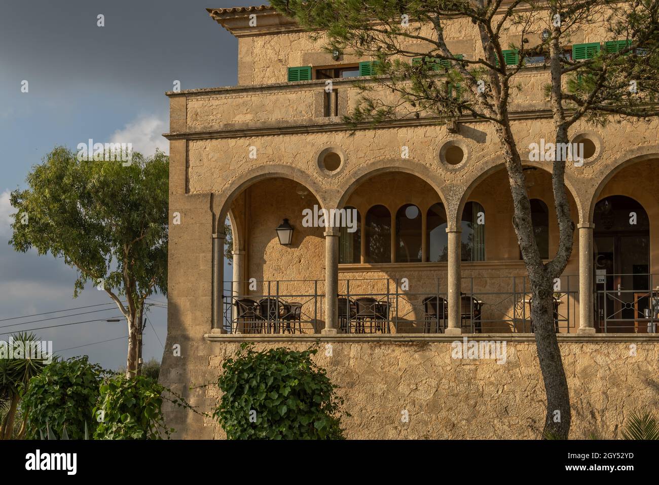 Randa, Espagne; octobre 03 2021: Restaurant Santuari de Cura au coucher du soleil, situé dans le sanctuaire chrétien de Cura, à l'intérieur de l'île de Mal Banque D'Images