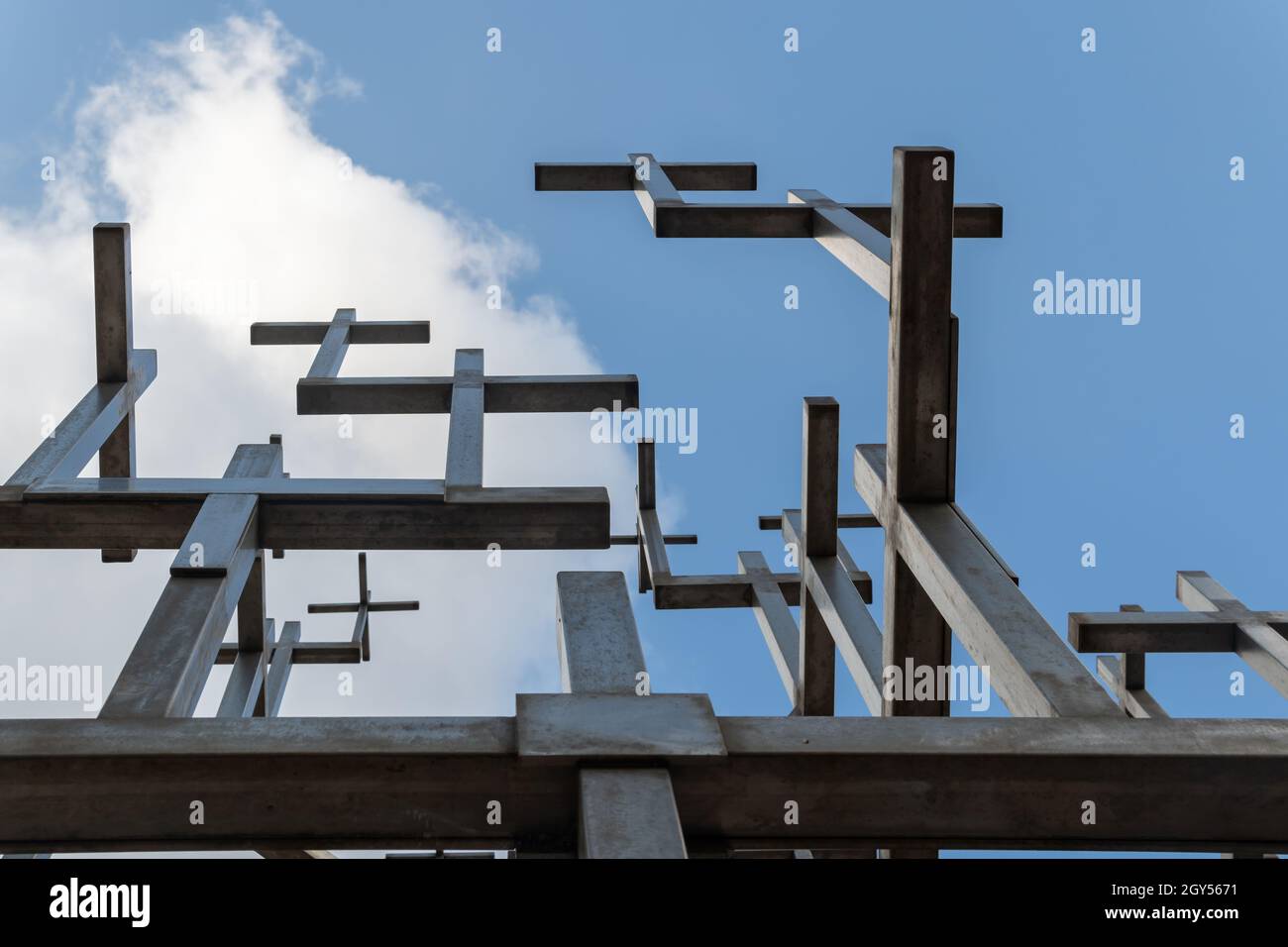 Randa, Espagne; octobre 03 2021: Gros plan d'une sculpture contemporaine en fer avec de multiples formes croisées, située dans le sanctuaire chrétien de Randa, isla Banque D'Images