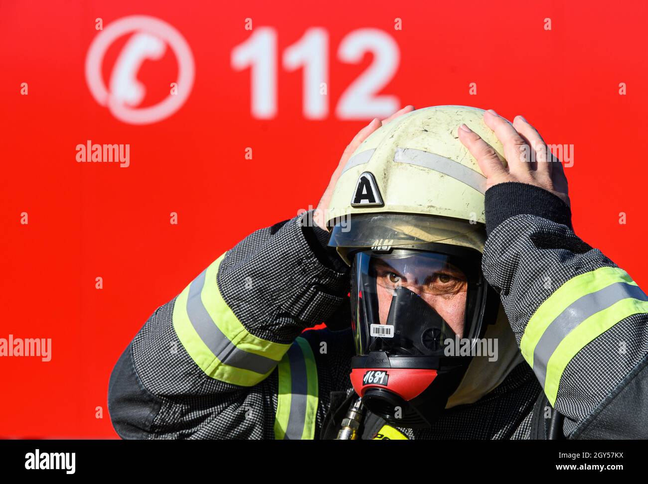 07 octobre 2021, Saxe, Dresde: Un pompier de la brigade de pompiers volontaires Weisenfels prépare une session de formation dans un centre de formation de lutte contre les incendies stationnaire au salon 'Florian' pour la lutte contre les incendies, la défense civile et le contrôle des catastrophes à la Geländer Messe Dresden.Plus de 200 exposants devraient présenter les techniques et concepts les plus récents en matière de lutte contre l'incendie, de sauvetage et de protection civile.Photo: Robert Michael/dpa-Zentralbild/dpa Banque D'Images