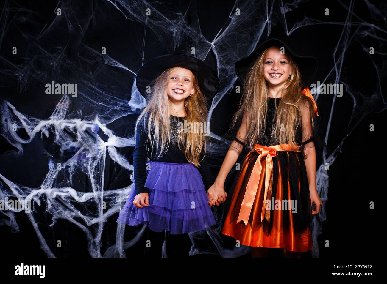 Deux petits enfants en costumes de sorcière s'amusent à Halloween Banque D'Images