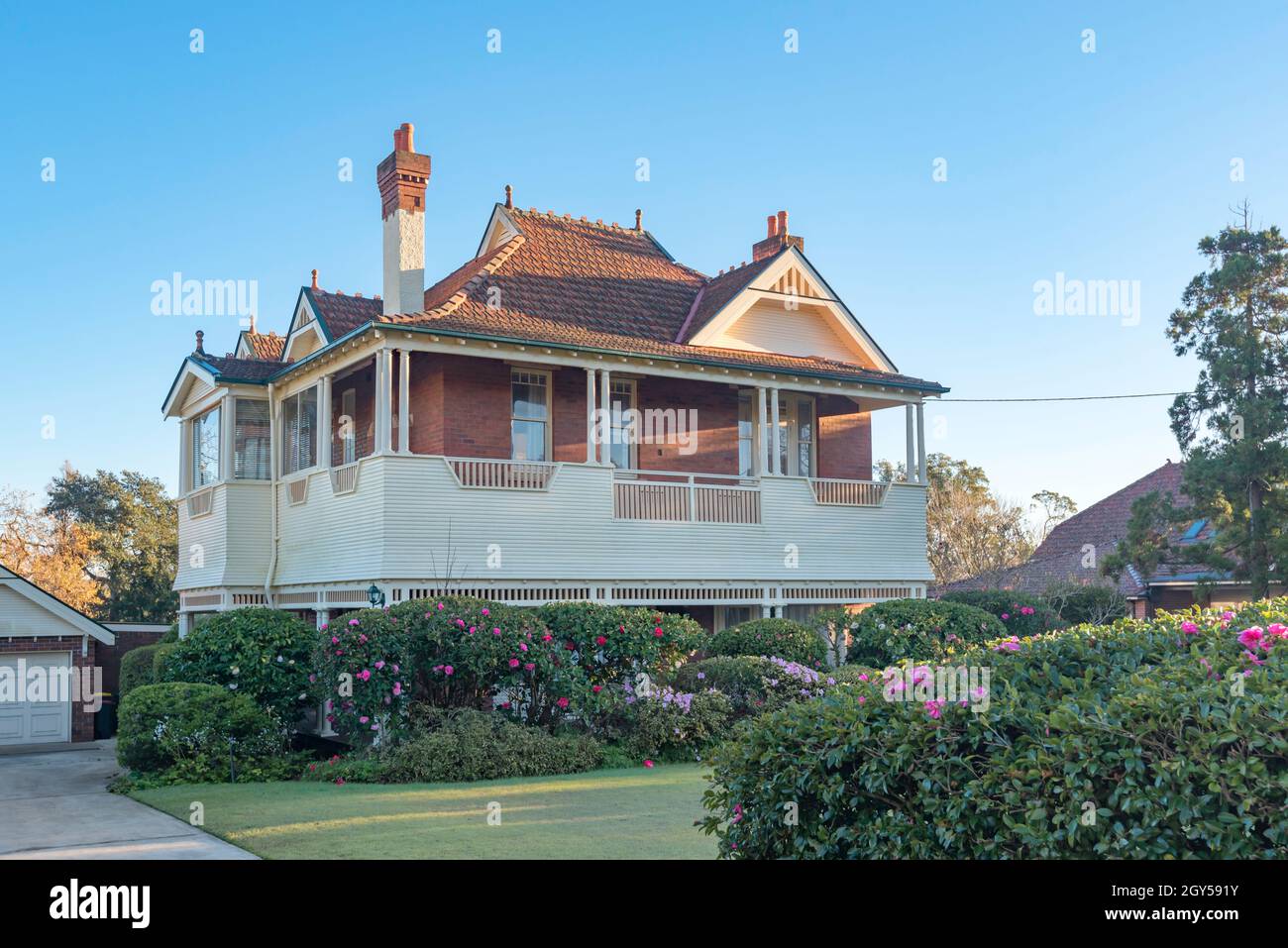 Une grande maison de quatre chambres, double brique, C1903 Arts and Crafts Federation a conçu la maison dans la banlieue verdoyante de Sydney à Killara, Nouvelle-Galles du Sud, Australie Banque D'Images