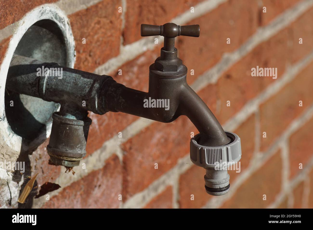 Ancien robinet extérieur en laiton dans le mur avec raccord de robinet en  plastique pour tuyau d'arrosage.Jardin hollandais, automne, octobre,  pays-Bas Photo Stock - Alamy