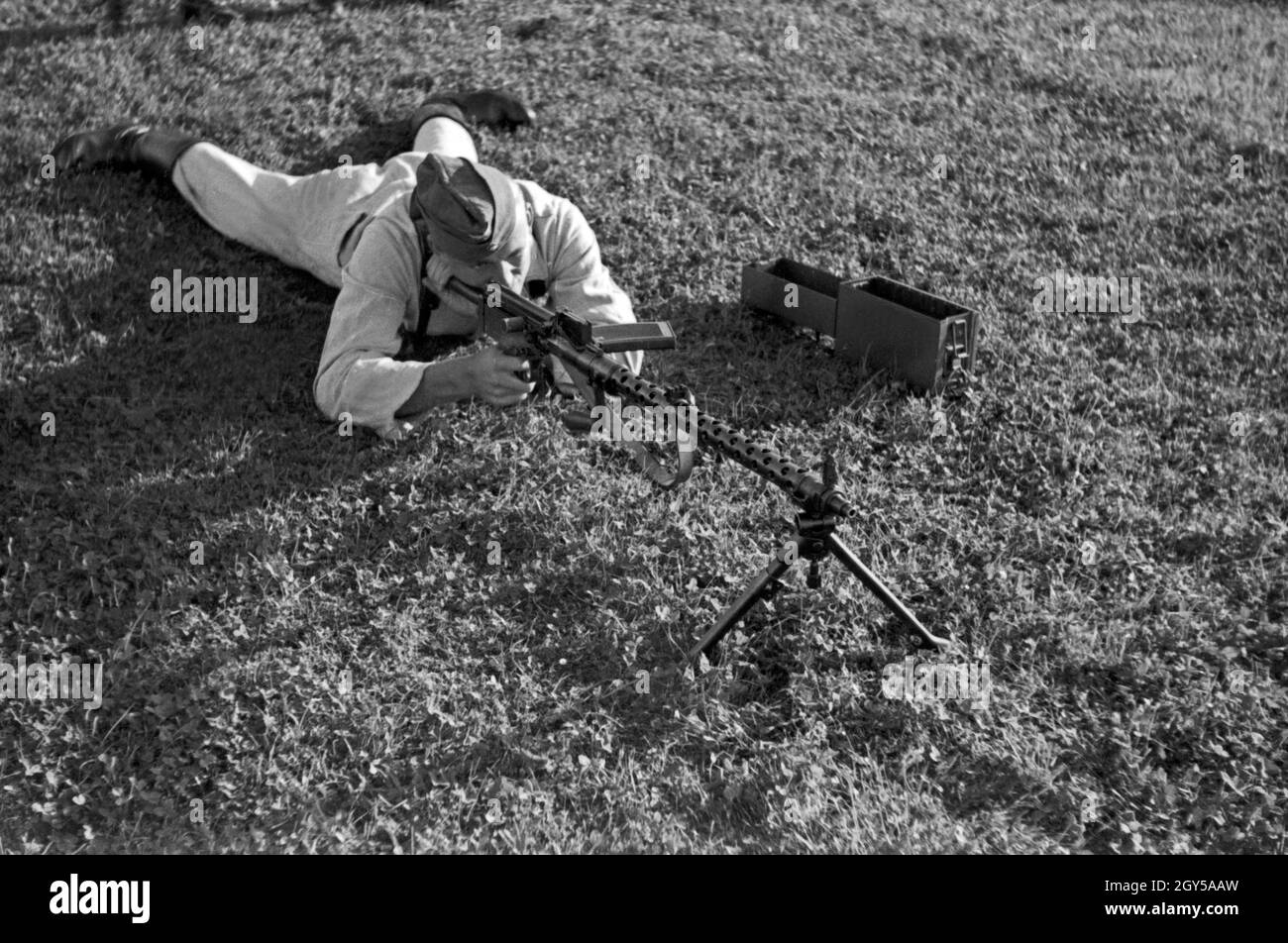 Rekrut der Flieger Ausbildungsstelle Schönwalde am Übungsschießen mit dem Maschinengewehr 34 MG, Deutschland 1930 er Jahre. L'instruction des recrues avec une mitrailleuse MG 34, Allemagne 1930. Banque D'Images