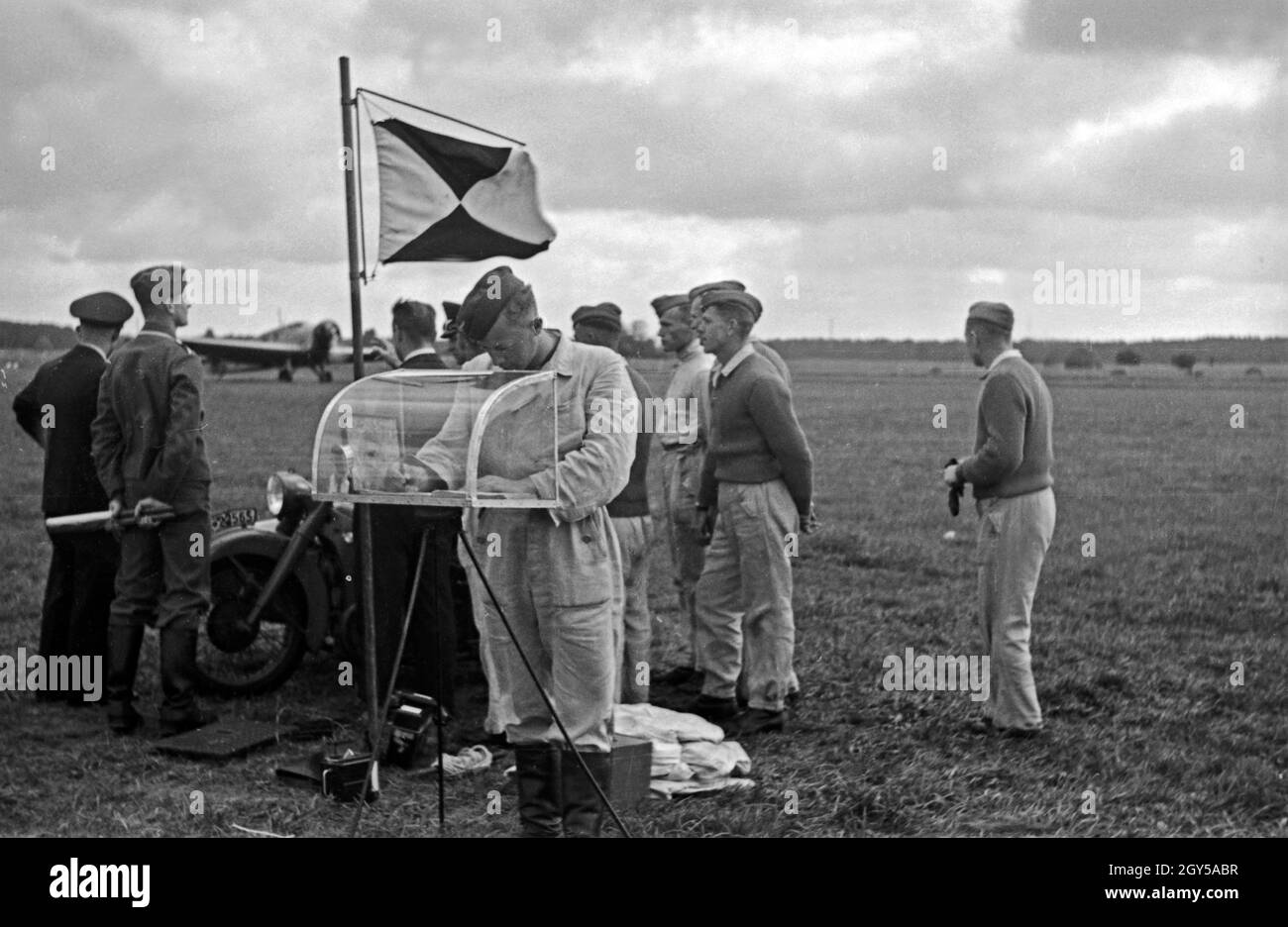 Rekruten der Luftwaffe der Wehrmacht auf dem Flugfeld der Flieger Ausbildungsstelle Schönwalde, Deutschland 1930 er Jahre. Recrues de la Luftwaffe à l'aérodrome de la Flieger Ausbildungsstelle Schoenwalde, Allemagne 1930. Banque D'Images