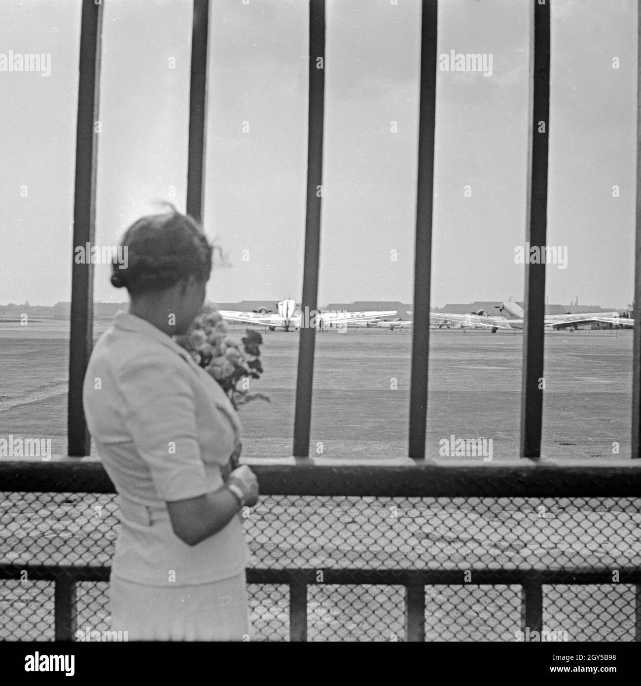 Eine Frau Am Flughafen Tempelhof à Berlin, Deutschland 1930er Jahre. Une femme à Berlin Tempelhof, Allemagne 1930. Banque D'Images