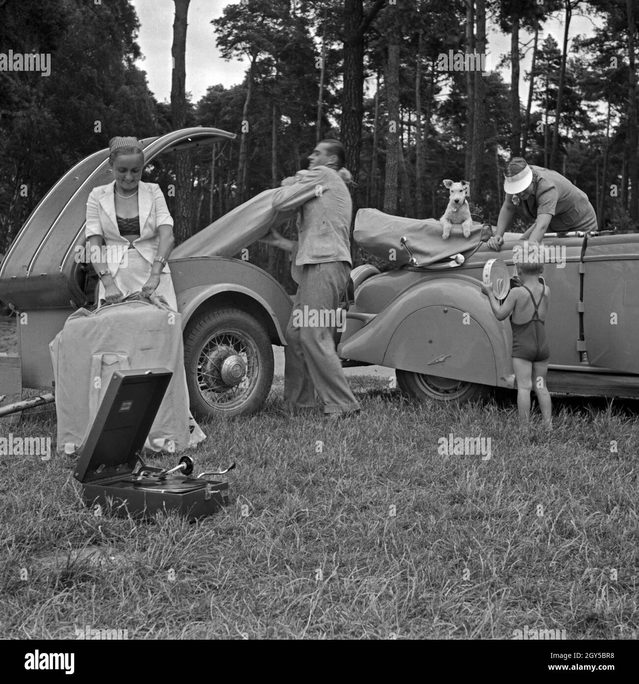Die Camping-packen Campingutensilien aus Deutschland, die er Jahre 1930. Les campeurs dissipe le matériel de camping, Allemagne 1930. Banque D'Images