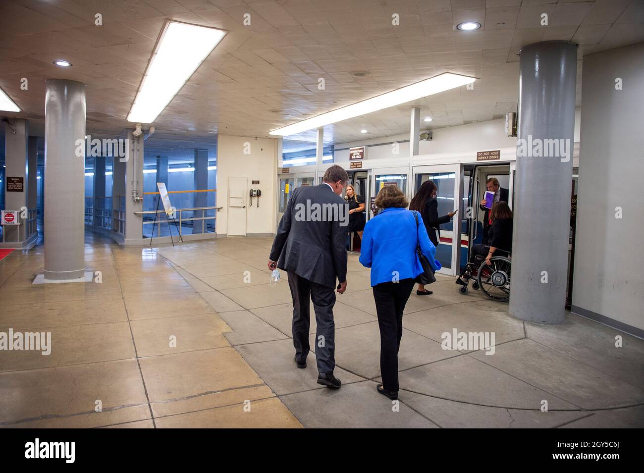 Washington, États-Unis d'Amérique.06e octobre 2021.La sénatrice américaine Dianne Feinstein (démocrate de Californie), à droite, s'entretient avec le sénateur américain Mark Warner (démocrate de Virginie) dans le métro du Sénat, après que les sénateurs démocrates se soient rencontrés mercredi au sujet des options de solution de la dette de Mitch McConnell, le chef de la minorité du Sénat américain, au Capitole à Washington, DC.6 octobre 2021.Crédit: Rod Lamkey/CNP/Sipa USA crédit: SIPA USA/Alay Live News Banque D'Images
