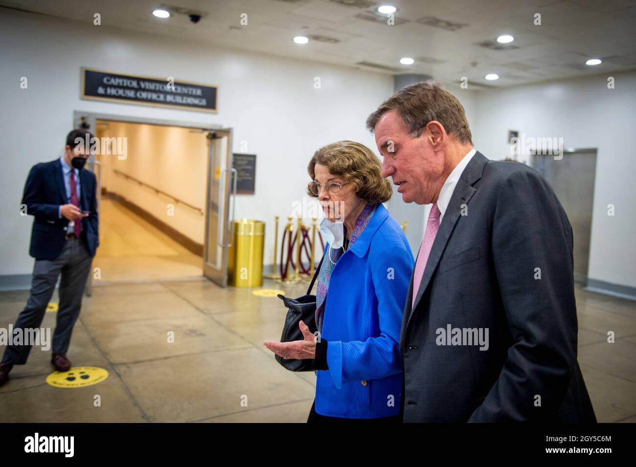 Washington, États-Unis d'Amérique.06e octobre 2021.La sénatrice américaine Dianne Feinstein (démocrate de Californie), à gauche, s'entretient avec le sénateur américain Mark Warner (démocrate de Virginie) dans le métro du Sénat, après que les sénateurs démocrates se soient rencontrés mercredi au sujet des options de solution de la dette de Mitch McConnell, chef de la minorité du Sénat américain, au Capitole à Washington, DC.6 octobre 2021.Crédit: Rod Lamkey/CNP/Sipa USA crédit: SIPA USA/Alay Live News Banque D'Images