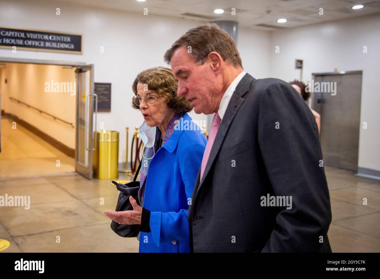 Washington, États-Unis d'Amérique.06e octobre 2021.La sénatrice américaine Dianne Feinstein (démocrate de Californie), à gauche, s'entretient avec le sénateur américain Mark Warner (démocrate de Virginie) dans le métro du Sénat, après que les sénateurs démocrates se soient rencontrés mercredi au sujet des options de solution de la dette de Mitch McConnell, chef de la minorité du Sénat américain, au Capitole à Washington, DC.6 octobre 2021.Crédit: Rod Lamkey/CNP/Sipa USA crédit: SIPA USA/Alay Live News Banque D'Images