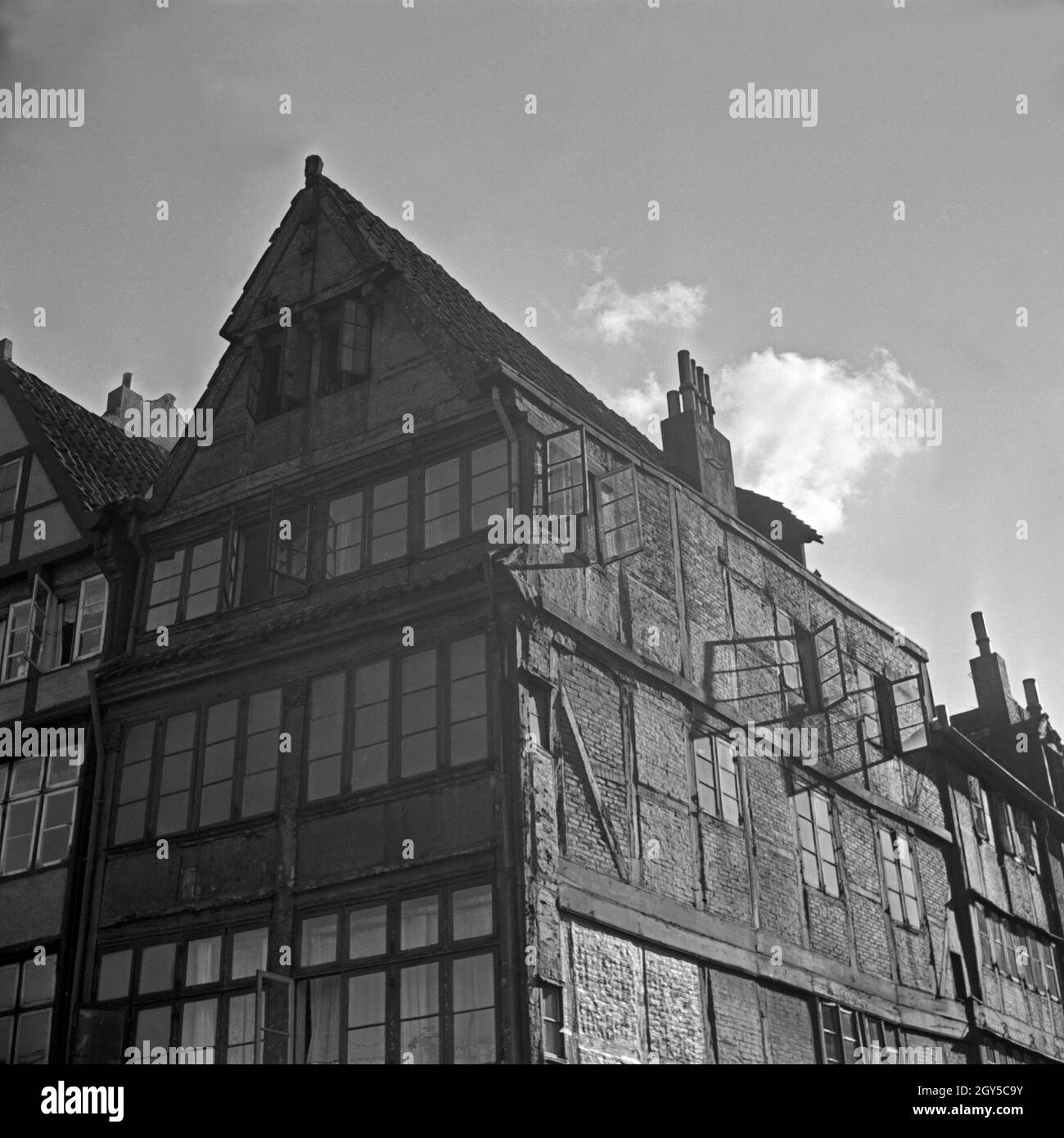 Ein altes Fachwerkhaus in Hamburg, Deutschland 1930er Jahre. Une vieille maison à colombages à Hambourg, Allemagne 1930. Banque D'Images