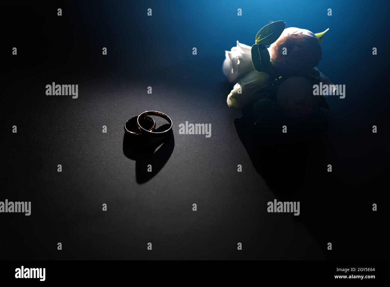 mariage sur fond sombre gros plan. Banque D'Images